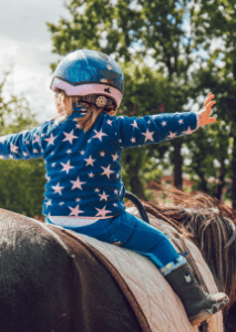 Lee más sobre el artículo Equitación infantil: beneficios del deporte ecuestre en el desarrollo físico y emocional